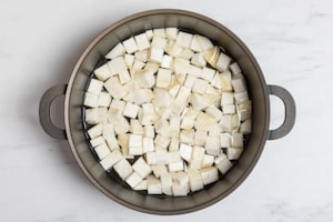 Preparazione Spuma al sedano rapa con sedano rapa a cubetti, noci tostate e curry - Fase 3