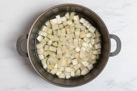 Preparazione Spuma al sedano rapa con sedano rapa a cubetti, noci tostate e curry - Fase 3 Preparazione Spuma al sedano rapa con sedano rapa a cubetti, noci tostate e curry - Fase 3