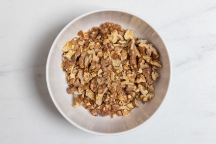 Preparazione Spuma al sedano rapa con sedano rapa a cubetti, noci tostate e curry - Fase 6 Preparazione Spuma al sedano rapa con sedano rapa a cubetti, noci tostate e curry - Fase 6