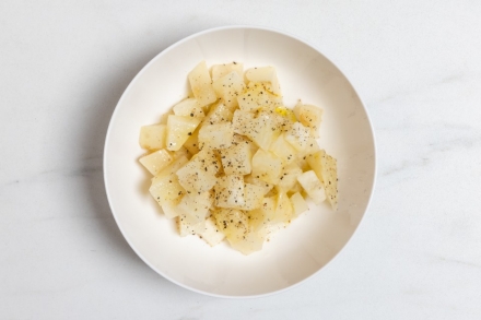 Preparazione Spuma al sedano rapa con sedano rapa a cubetti, noci tostate e curry - Fase 6 Preparazione Spuma al sedano rapa con sedano rapa a cubetti, noci tostate e curry - Fase 6