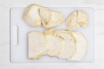 Preparazione Spuma al sedano rapa con sedano rapa a cubetti, noci tostate e curry - Fase 2 Preparazione Spuma al sedano rapa con sedano rapa a cubetti, noci tostate e curry - Fase 2