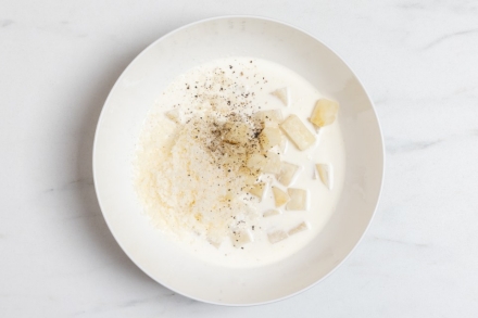 Preparazione Spuma al sedano rapa con sedano rapa a cubetti, noci tostate e curry - Fase 4 Preparazione Spuma al sedano rapa con sedano rapa a cubetti, noci tostate e curry - Fase 4
