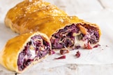 Strudel al cavolo viola, mele e formaggio