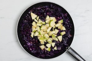 Preparazione Strudel al cavolo viola, mele e formaggio - Fase 3