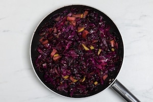 Preparazione Strudel al cavolo viola, mele e formaggio - Fase 3