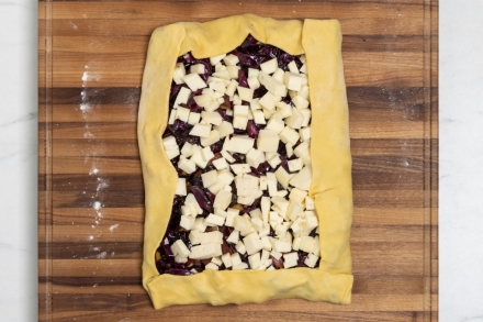 Preparazione Strudel al cavolo viola, mele e formaggio - Fase 5 Preparazione Strudel al cavolo viola, mele e formaggio - Fase 5