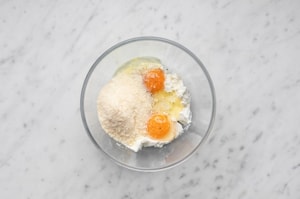 Preparazione Torta salata di Pasqua con uova - Fase 2