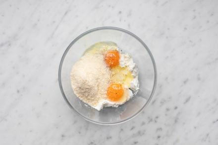 Preparazione Torta salata di Pasqua con uova - Fase 2 Preparazione Torta salata di Pasqua con uova - Fase 2