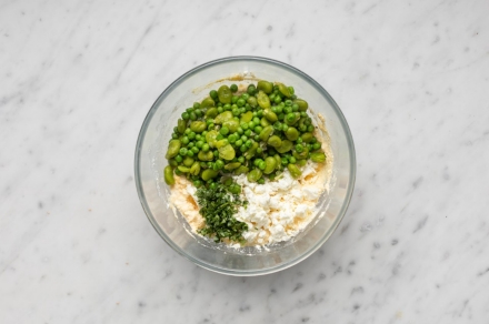 Preparazione Torta salata di Pasqua con uova - Fase 3 Preparazione Torta salata di Pasqua con uova - Fase 3