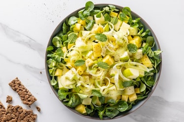 Insalata di mela verde, ananas e valeriana