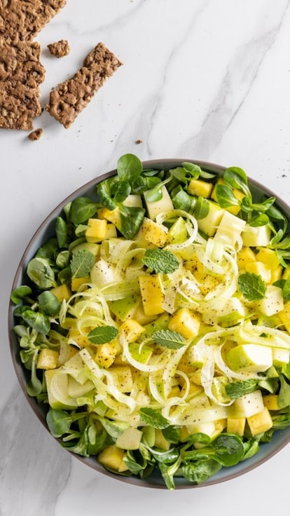 Insalata di mela verde, ananas e valeriana