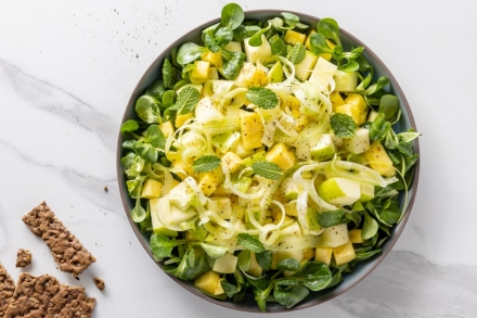Preparazione Insalata di mela verde, ananas e valeriana - Fase 6 Preparazione Insalata di mela verde, ananas e valeriana - Fase 6