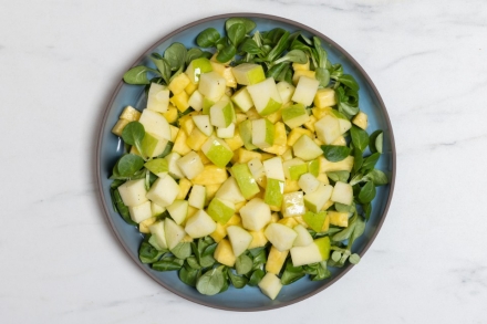 Preparazione Insalata di mela verde, ananas e valeriana - Fase 5 Preparazione Insalata di mela verde, ananas e valeriana - Fase 5