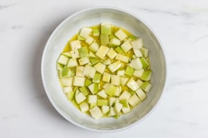 Preparazione Insalata di mela verde, ananas e valeriana - Fase 2