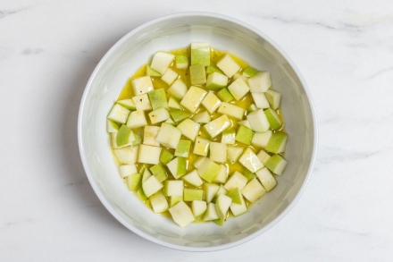 Preparazione Insalata di mela verde, ananas e valeriana - Fase 2 Preparazione Insalata di mela verde, ananas e valeriana - Fase 2