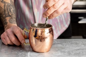 Preparazione Moscow Mule al rafano - Fase 3