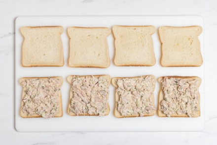 Preparazione Tuna Melt (sandwich al tonno americano) - Fase 4 Preparazione Tuna Melt (sandwich al tonno americano) - Fase 4