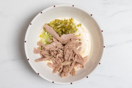 Preparazione Tuna Melt (sandwich al tonno americano) - Fase 2 Preparazione Tuna Melt (sandwich al tonno americano) - Fase 2