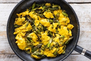 Preparazione Uova strapazzate con asparagi - Fase 5