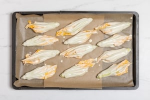 Preparazione Fiori di zucca in pastella al forno - Fase 4