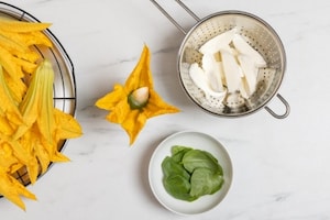 Preparazione Fiori di zucca in pastella al forno - Fase 3