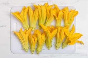 Preparazione Fiori di zucca in pastella al forno - Fase 2