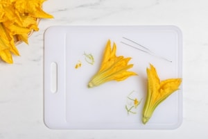 Preparazione Fiori di zucca in pastella al forno - Fase 2