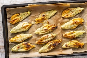 Preparazione Fiori di zucca in pastella al forno - Fase 5