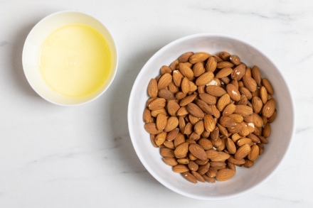 Preparazione Mandorle speziate - Fase 1 Preparazione Mandorle speziate - Fase 1