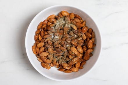 Preparazione Mandorle speziate - Fase 2 Preparazione Mandorle speziate - Fase 2