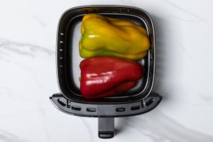 Preparazione Cheesecake nel bicchiere con squacquerone e peperoni arrostiti - Fase 1