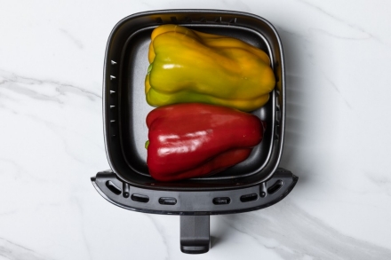 Preparazione Cheesecake nel bicchiere con squacquerone e peperoni arrostiti - Fase 1 Preparazione Cheesecake nel bicchiere con squacquerone e peperoni arrostiti - Fase 1