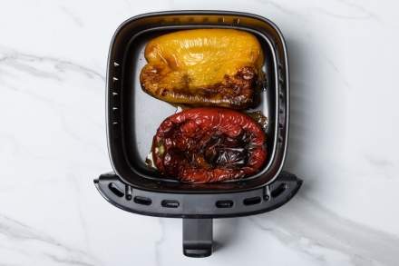 Preparazione Cheesecake nel bicchiere con squacquerone e peperoni arrostiti - Fase 1 Preparazione Cheesecake nel bicchiere con squacquerone e peperoni arrostiti - Fase 1