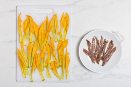 Preparazione Pasta fiori di zucca e alici - Fase 1 Preparazione Pasta fiori di zucca e alici - Fase 1