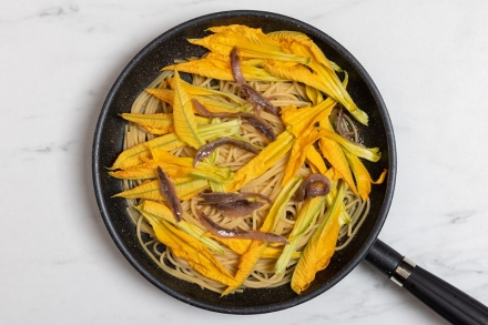 Preparazione Pasta fiori di zucca e alici - Fase 2 Preparazione Pasta fiori di zucca e alici - Fase 2