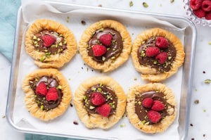 Preparazione Cestini di pasta fillo al cioccolato e lamponi - Fase 4