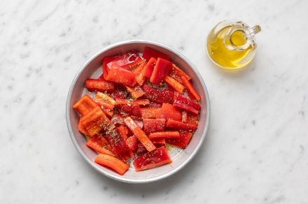 Preparazione Feta al forno ai peperoni e olive - Fase 1 Preparazione Feta al forno ai peperoni e olive - Fase 1