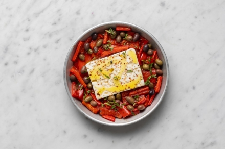 Preparazione Feta al forno ai peperoni e olive - Fase 1 Preparazione Feta al forno ai peperoni e olive - Fase 1