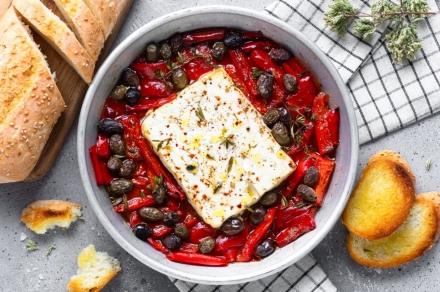 Preparazione Feta al forno ai peperoni e olive - Fase 2 Preparazione Feta al forno ai peperoni e olive - Fase 2