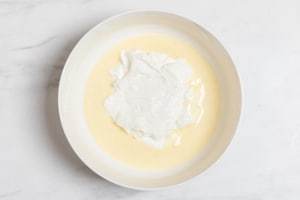 Preparazione Bavarese allo yogurt con base croccante - Fase 4