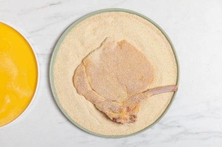 Preparazione Cotoletta alla milanese - Fase 2 Preparazione Cotoletta alla milanese - Fase 2