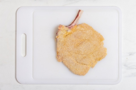 Preparazione Cotoletta alla milanese - Fase 2 Preparazione Cotoletta alla milanese - Fase 2