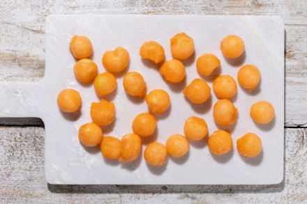 Preparazione Melone, prosciutto e mozzarella - Fase 1 Preparazione Melone, prosciutto e mozzarella - Fase 1