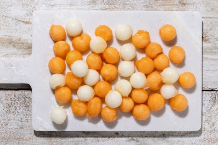 Preparazione Melone, prosciutto e mozzarella - Fase 1 Preparazione Melone, prosciutto e mozzarella - Fase 1