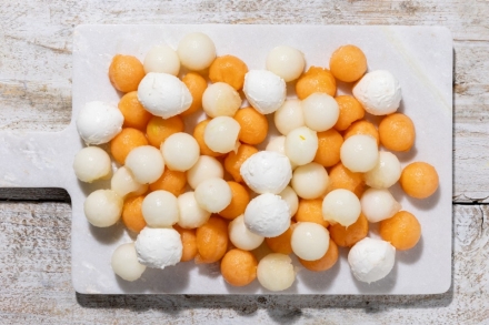 Preparazione Melone, prosciutto e mozzarella - Fase 2 Preparazione Melone, prosciutto e mozzarella - Fase 2