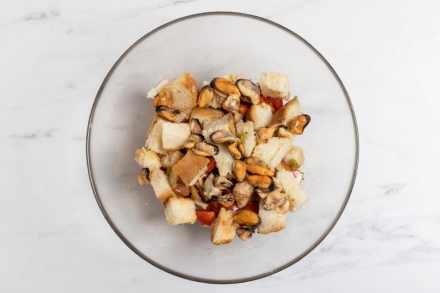 Preparazione Panzanella di mare - Fase 4 Preparazione Panzanella di mare - Fase 4