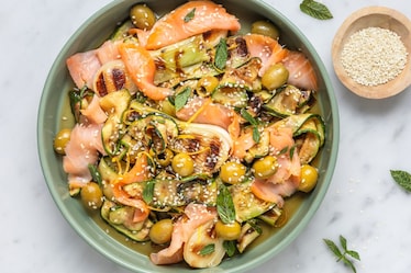 Salmone con zucchine marinate