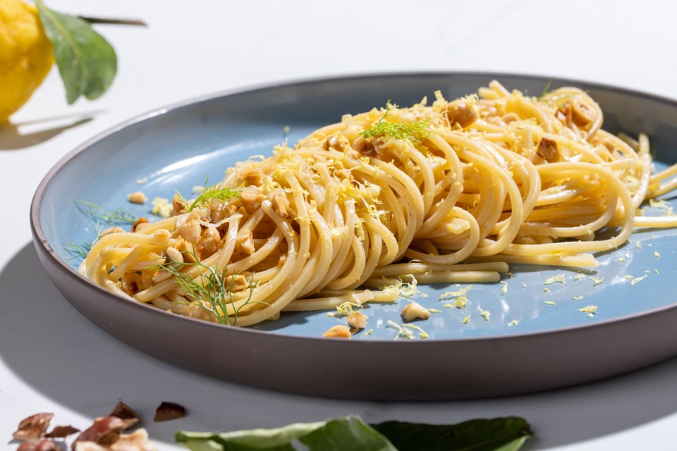 Spaghetti con colatura di alici, limone e nocciole