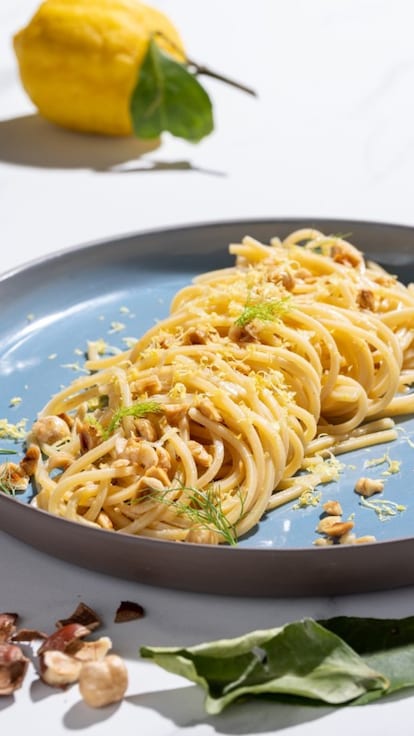 Spaghetti con colatura di alici, limone e nocciole
