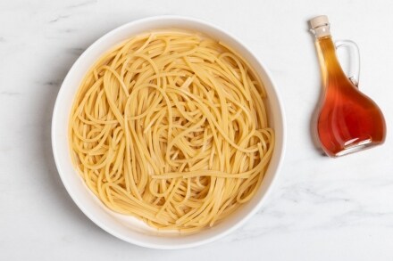 Preparazione Spaghetti con colatura di alici, limone e nocciole - Fase 1